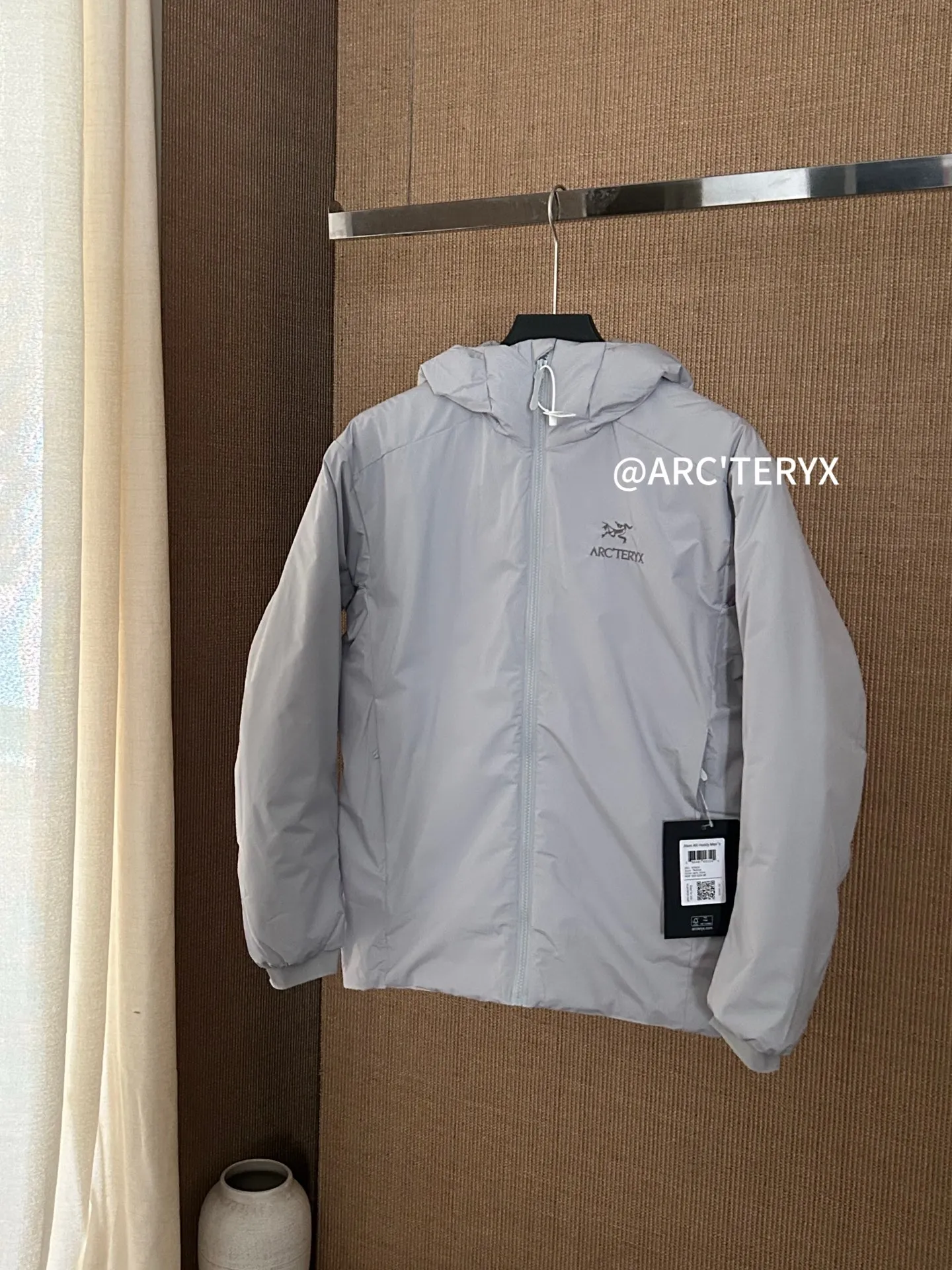 【Arcteryx Atom Hoody 】 : Arcteryx， ， ， 。 ， ， 。 ，Arcteryx ， 。Quality、 ， 。 ， + : ✅ 100% ，Tyono 30 ， ， ✅ ， Wear-Resistant Breathable ✅ ， ， ✅ ， ， ， ✅ 、 ， ， ✅ logo ， ✅ YKK， ✅ ：Coreloft TM Continuous 65 ， ✅（65g/m 2) : ，Breathable ，ATOM Coreloft TM Continuous ， ， ， ， Wear-Resistant ， ， ， 。